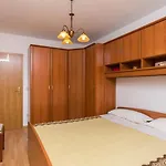 Jele - Two Bedroom With Balcony And Garden View アパート