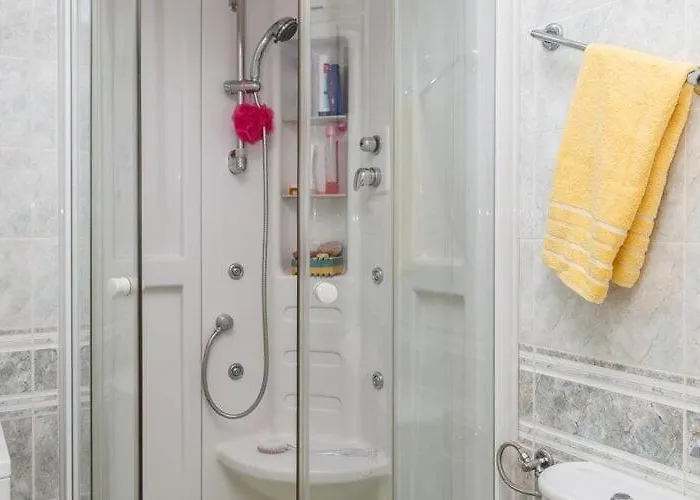 Jele - Two Bedroom With Balcony And Garden View Apartament Mlini