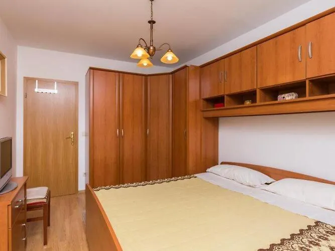 Jele - Two Bedroom With Balcony And Garden View Apartament