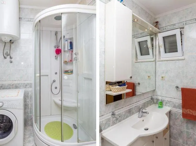 Jele - Two Bedroom With Balcony And Garden View Apartament Mlini