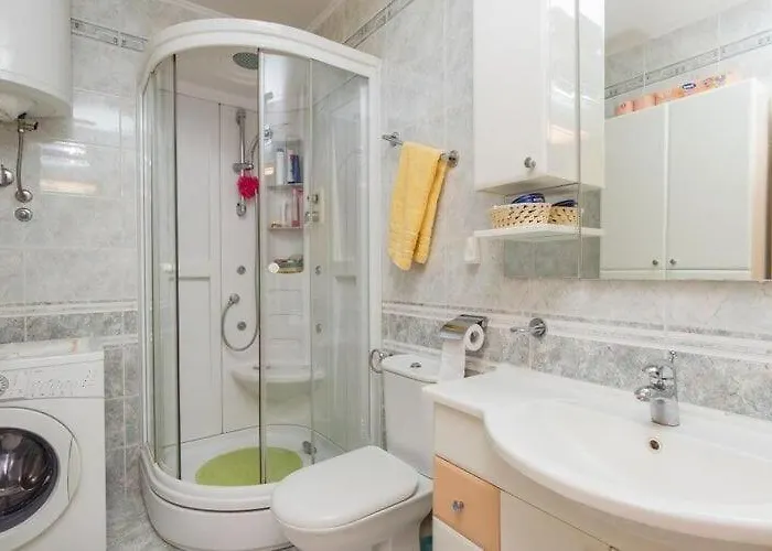 Jele - Two Bedroom With Balcony And Garden View Apartament