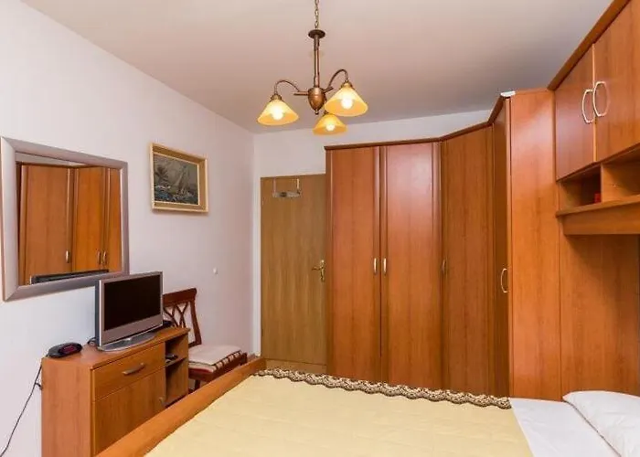 Jele - Two Bedroom With Balcony And Garden View Apartament *