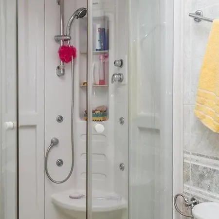 Jele - Two Bedroom With Balcony And Garden View Appartement Mlini