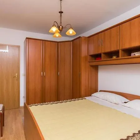 Jele - Two Bedroom With Balcony And Garden View Apartment