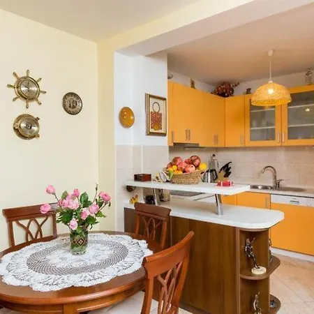 Jele - Two Bedroom With Balcony And Garden View Apartment