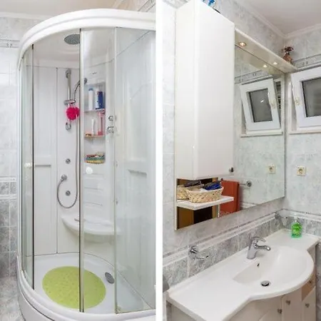 Jele - Two Bedroom With Balcony And Garden View Apartment Mlini
