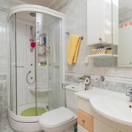 Jele - Two Bedroom With Balcony And Garden View Apartment