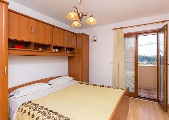 Jele - Two Bedroom With Balcony And Garden View مْليني